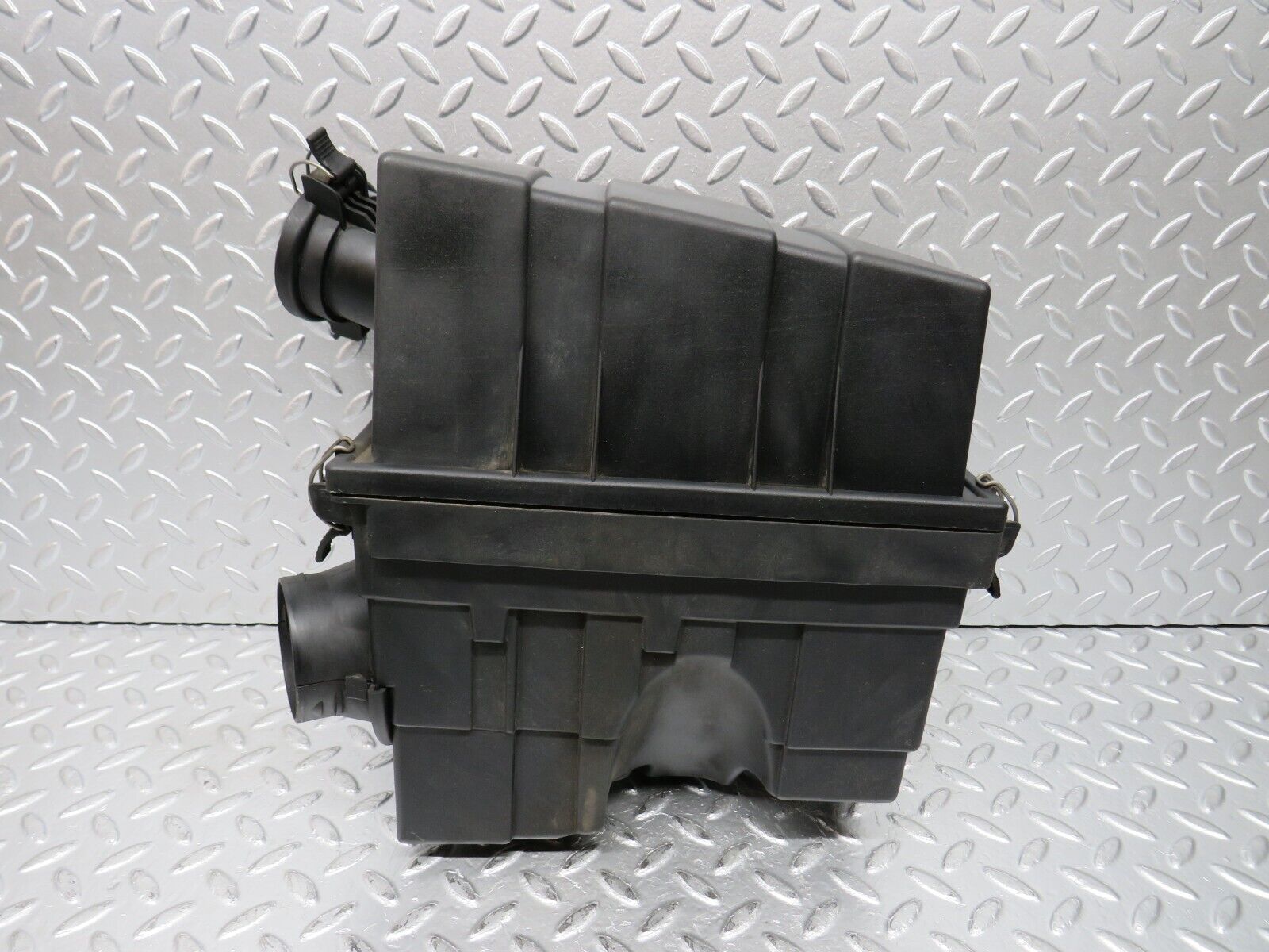 31203 Mercedes-Benz S124 220TE Wagon Air Filter Housing 1110940102