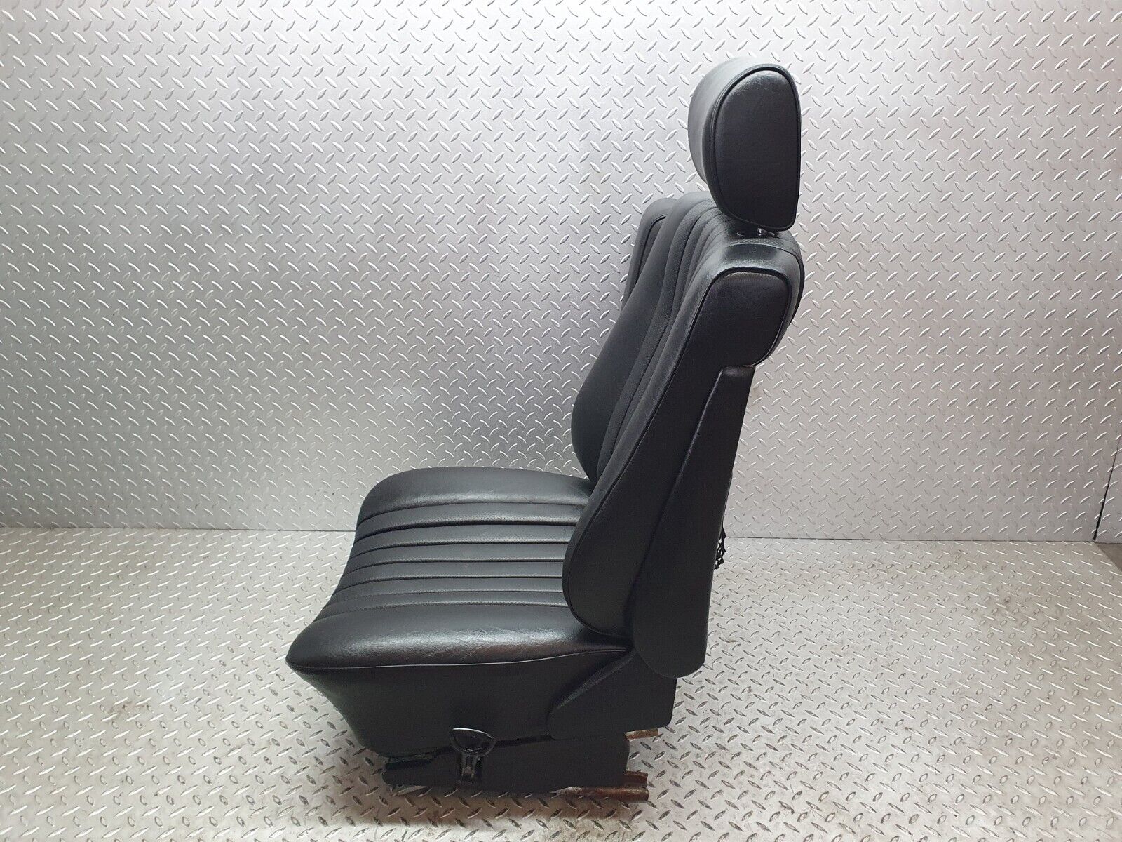 40807 Mercedes-Benz W123 300D Front Left Seat Leather Black