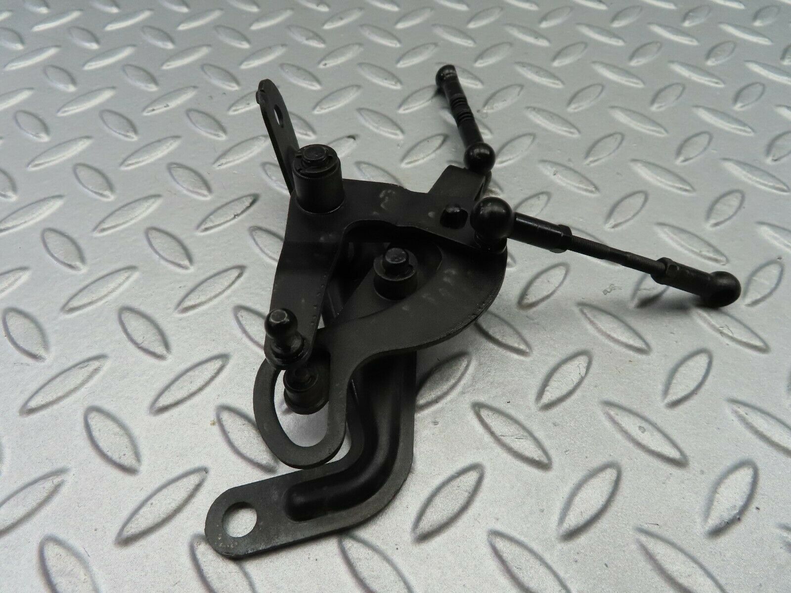 7105 Mercedes-Benz C107 350SLC Coupe throttle linkage