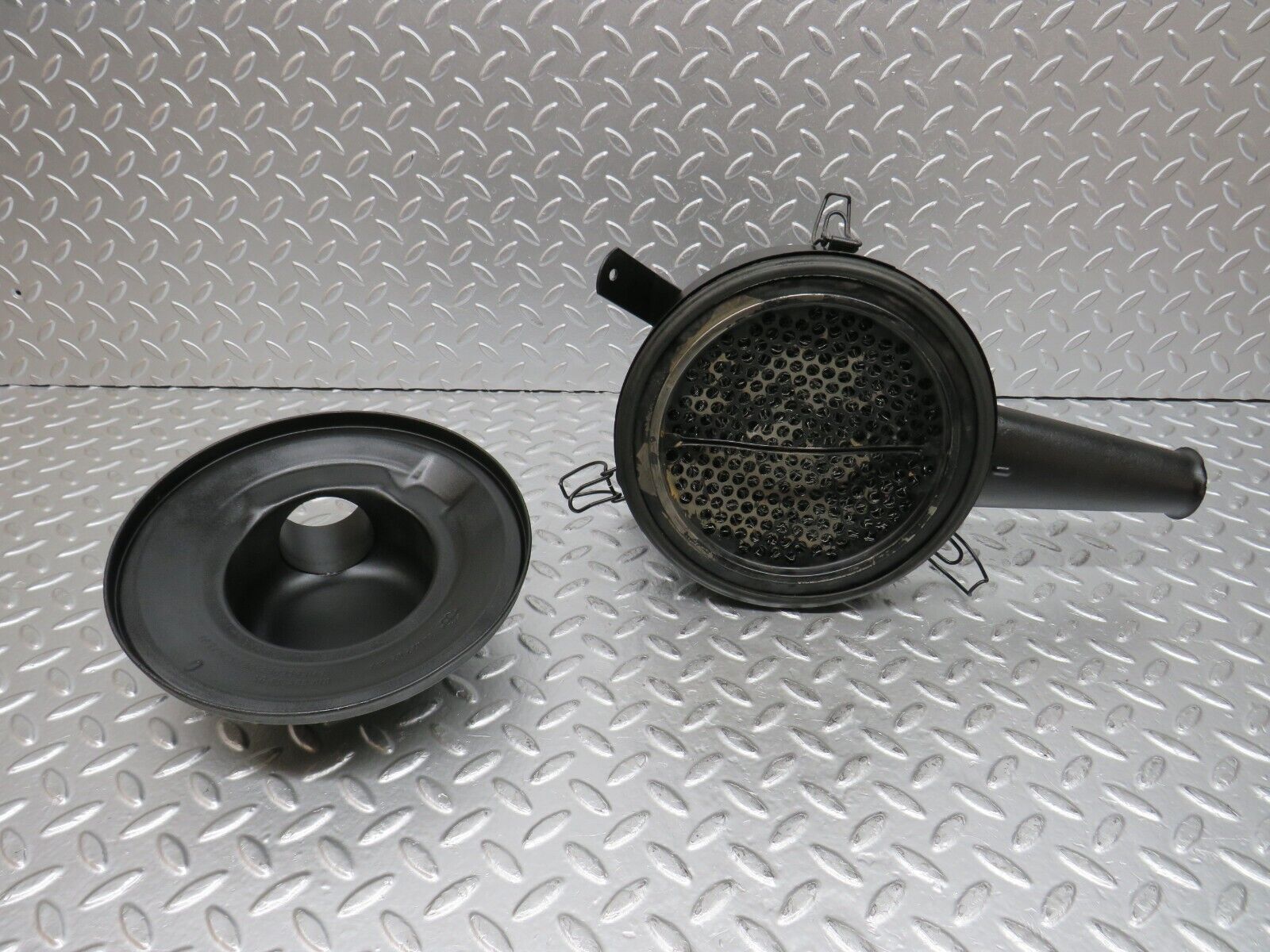 31144 Mercedes-Benz W123 200D Air Filter Box Housing 0100942902