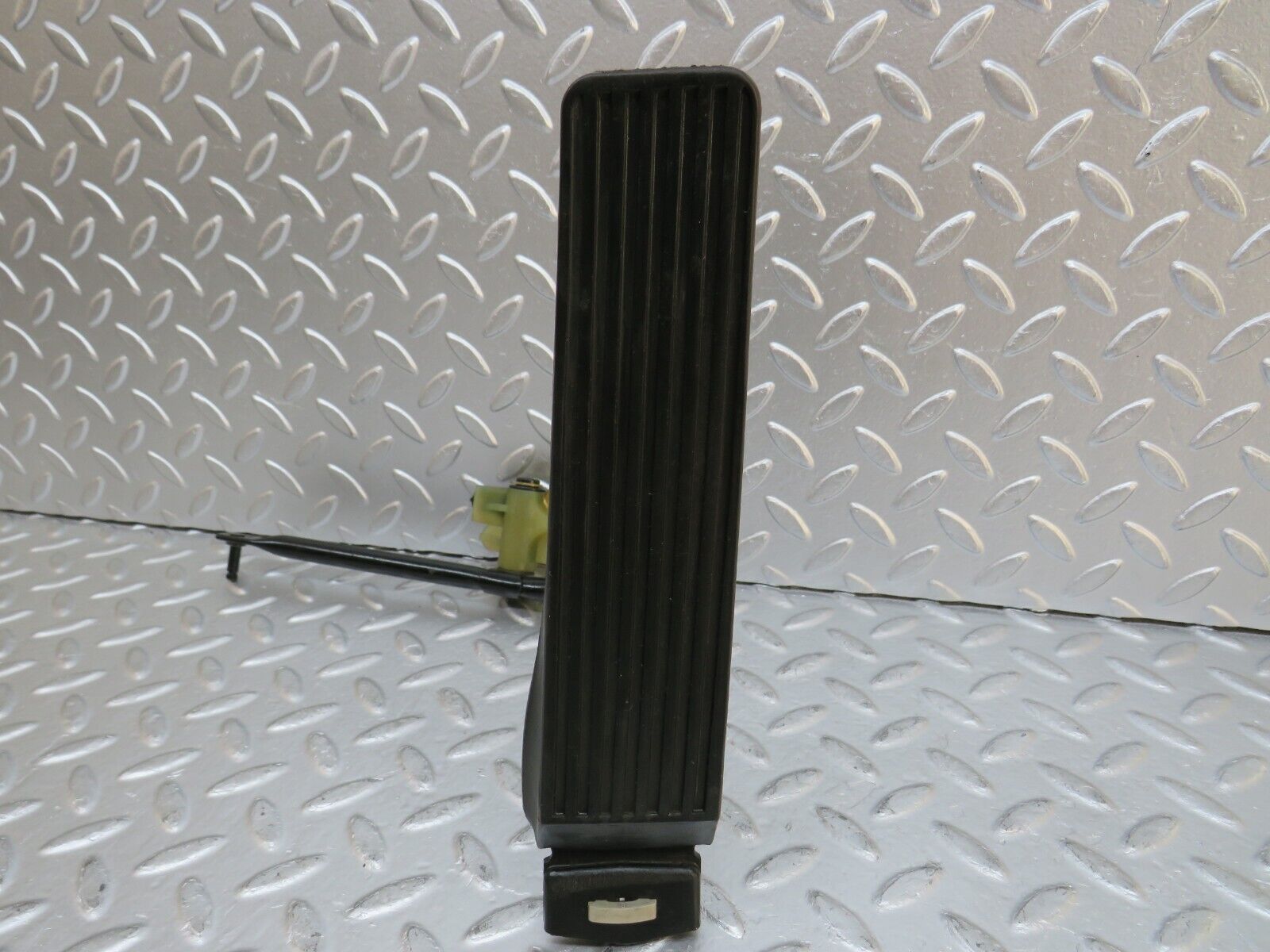 29333 Mercedes-Benz W124 230E Accelerator Pedal With Rubber 1233010082