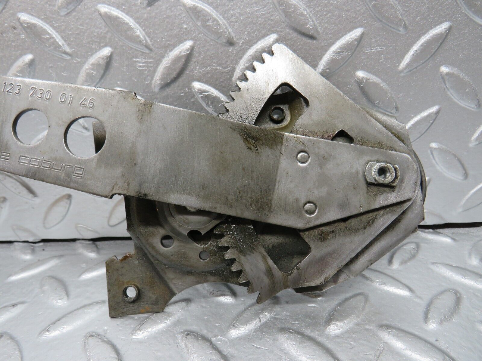 31154 Mercedes-Benz W123 200D Rear Left Manual Window Regulator 1237300146