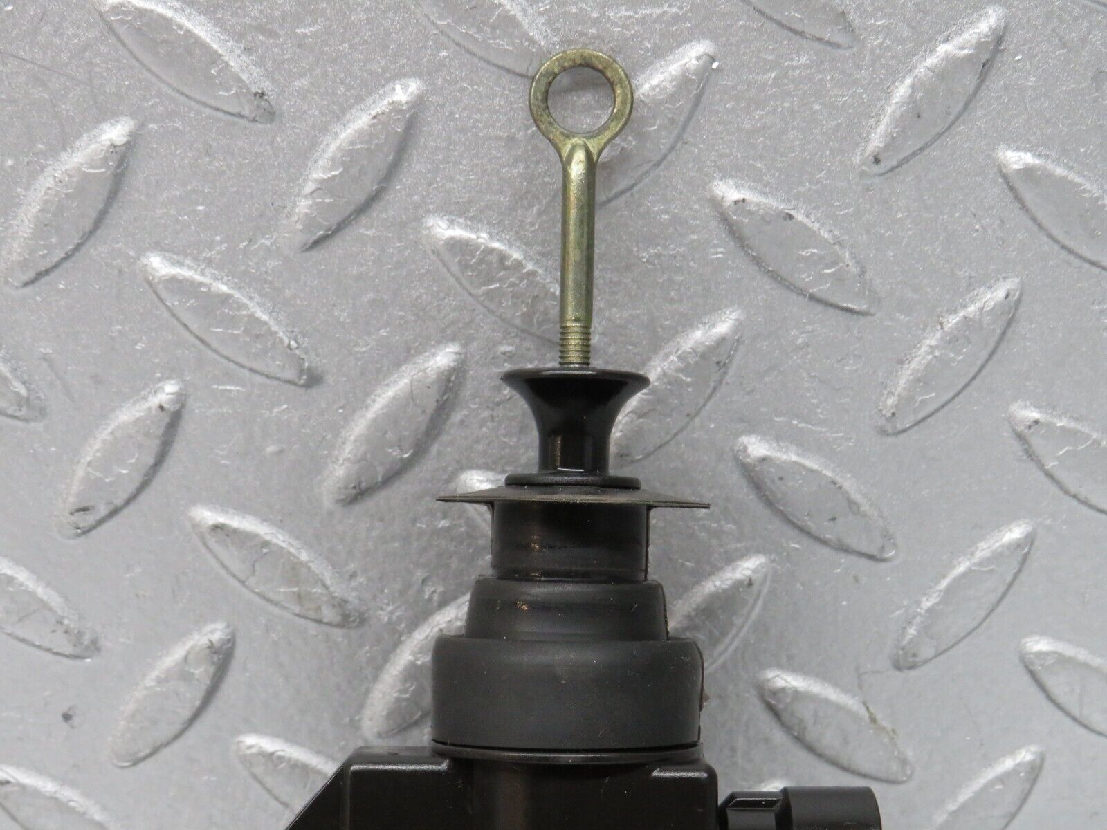 37772 Mercedes-Benz A124 320E Cabriolet Left Door Lock Vacuum Actuator