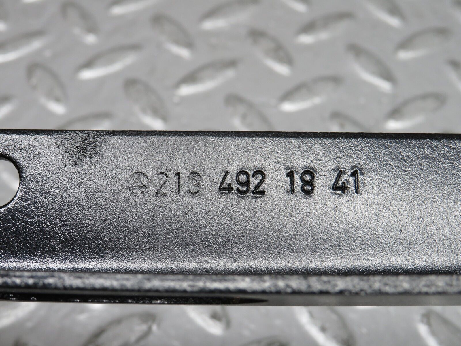 33399 Mercedes-Benz W202 C180 Exhaust Holder Bracket 2104921841