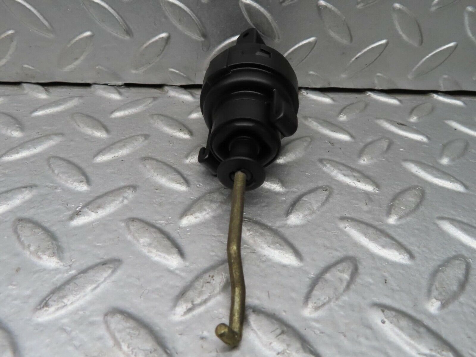 15184 Mercedes-Benz W140 S320 Left Door Lock Vacuum Actuator 400139