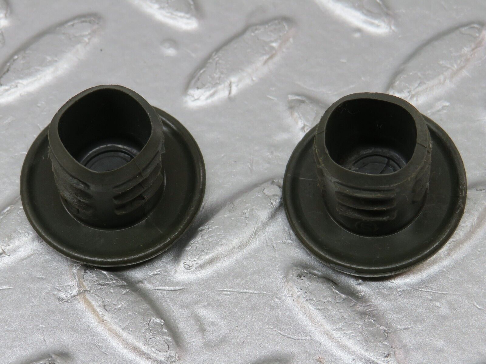 34192 Mercedes-Benz W124 260E Jack Lifting Point Plug 2x 1245830315