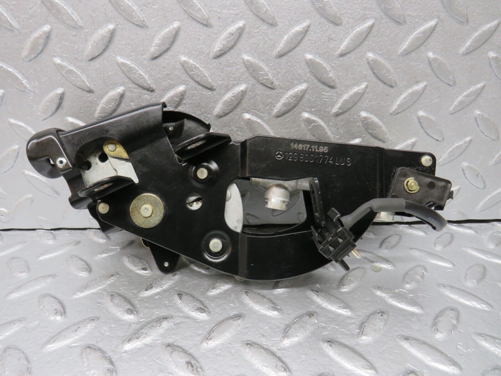 39613 Mercedes-Benz R129 320SL Coupe Rear Right Roof Lock Mechanism 1298001774