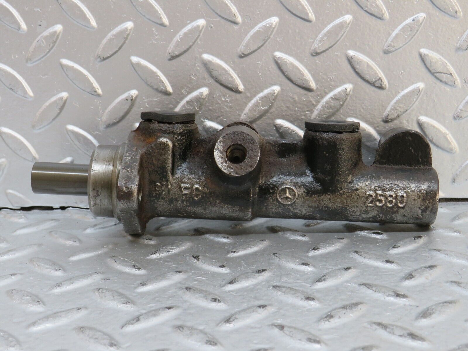 28142 Mercedes-Benz W123 280E Brake Master Cylinder Bendix 2580