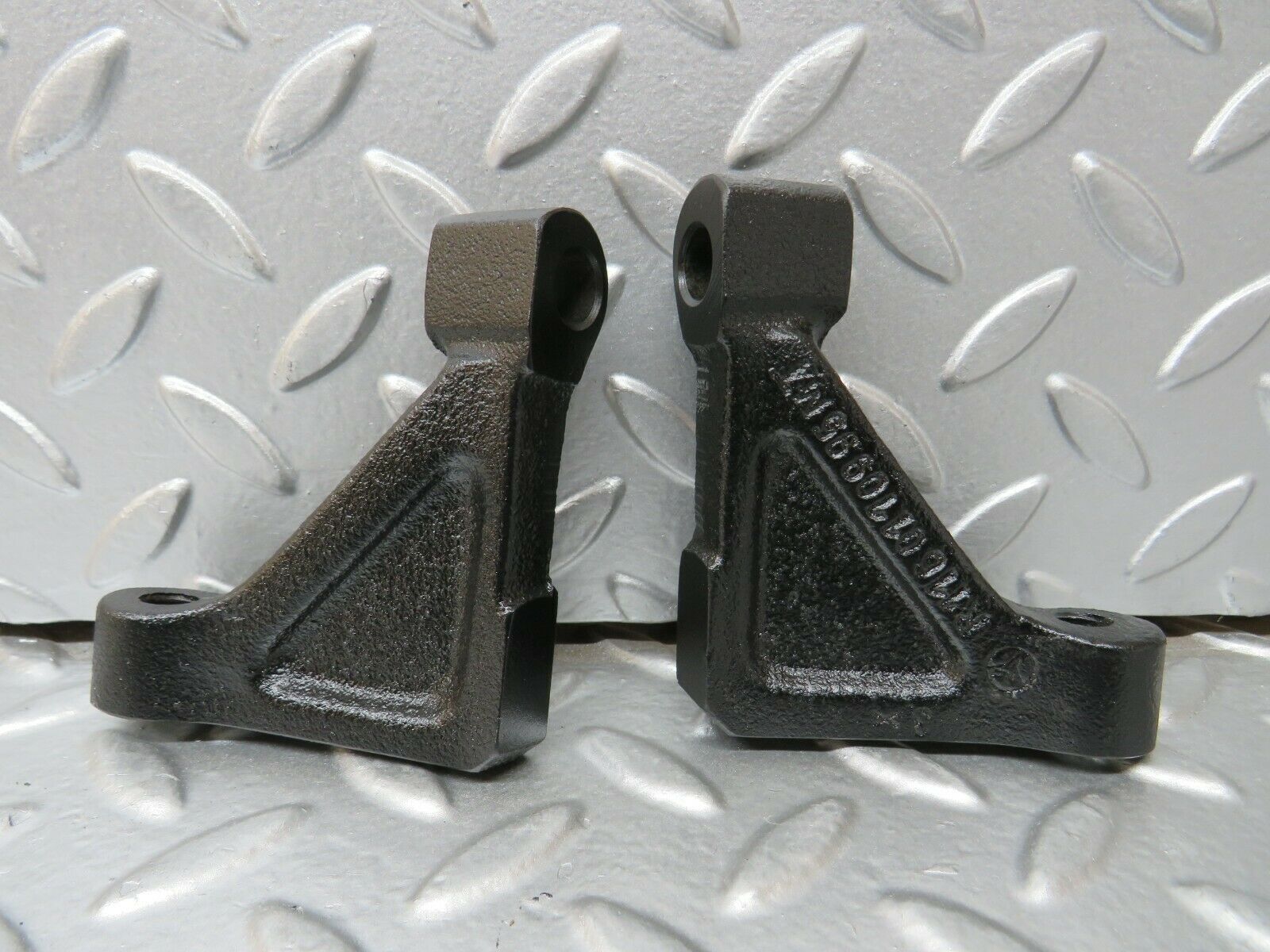 23905 Mercedes-Benz C107 450SL Engine Mount Bracket Pair 1160110895 1160110995