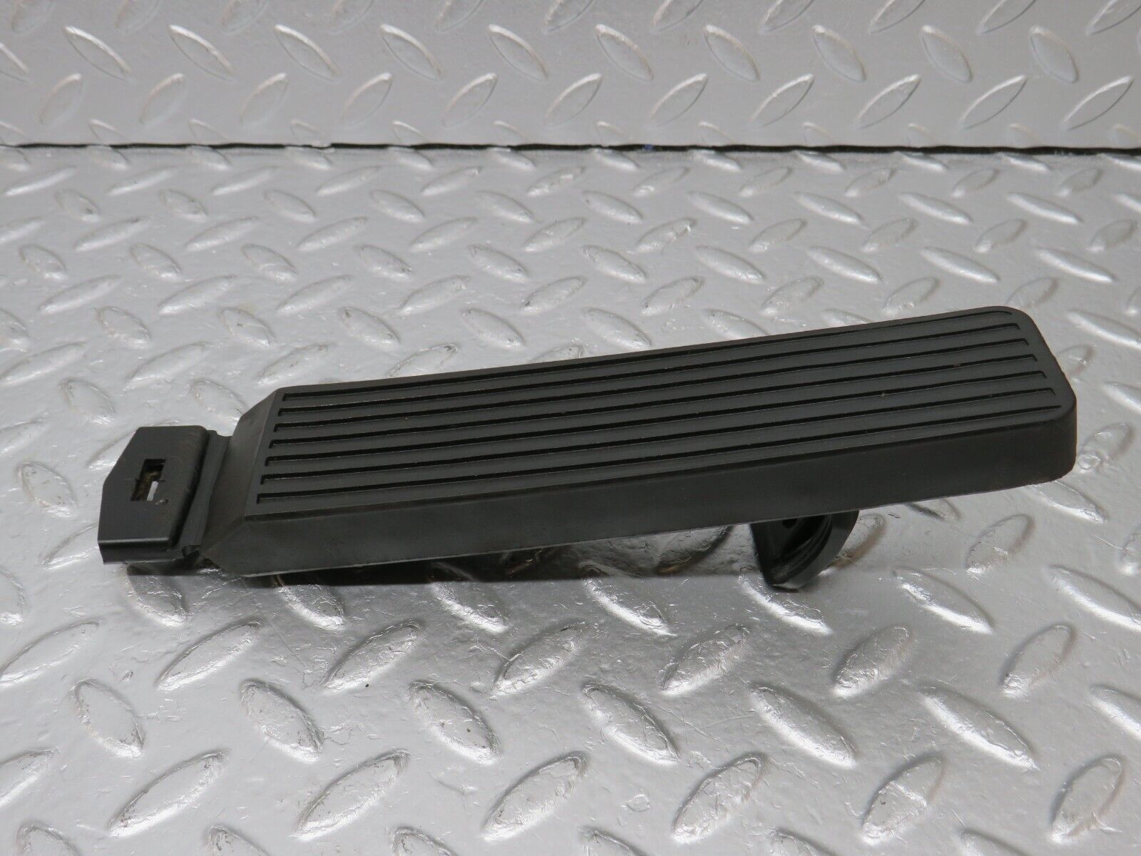 34095 Mercedes-Benz W124 260E Accelerator Pedal & Rubber 1233010082 1263000504