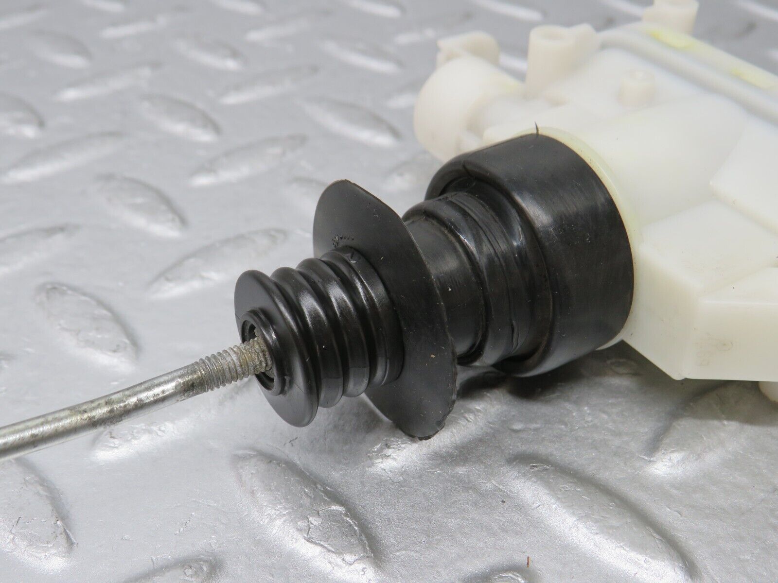 36149 Mercedes-Benz W126 420SE Front Right Door Lock Vacuum Actuator