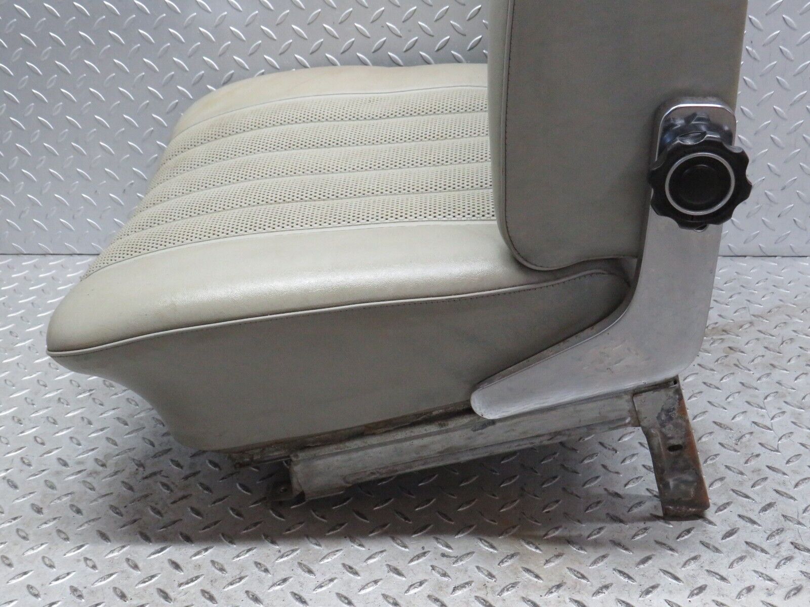 40510 Mercedes-Benz W110 230 Front Right Seat Leather Beige