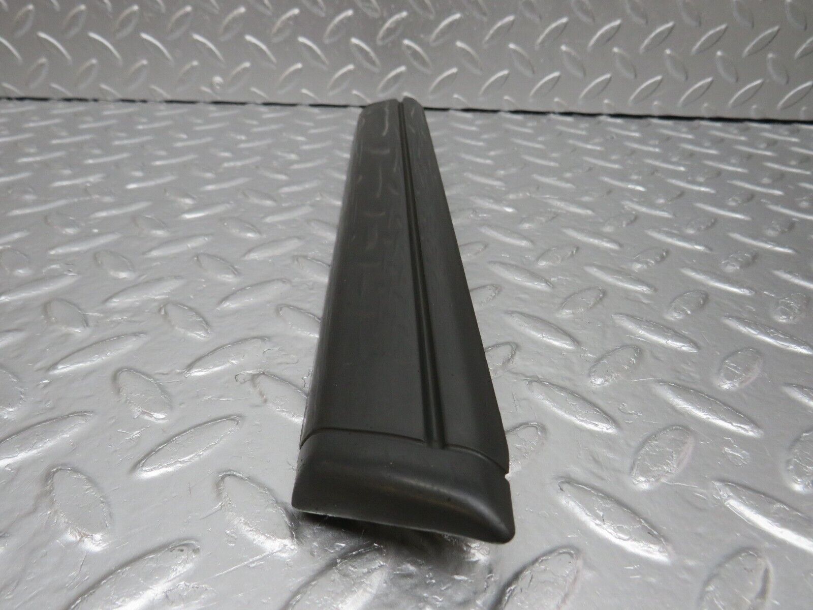 33996 Mercedes-Benz W124 260E Front Right Fender Wing Centre Moulding Trim