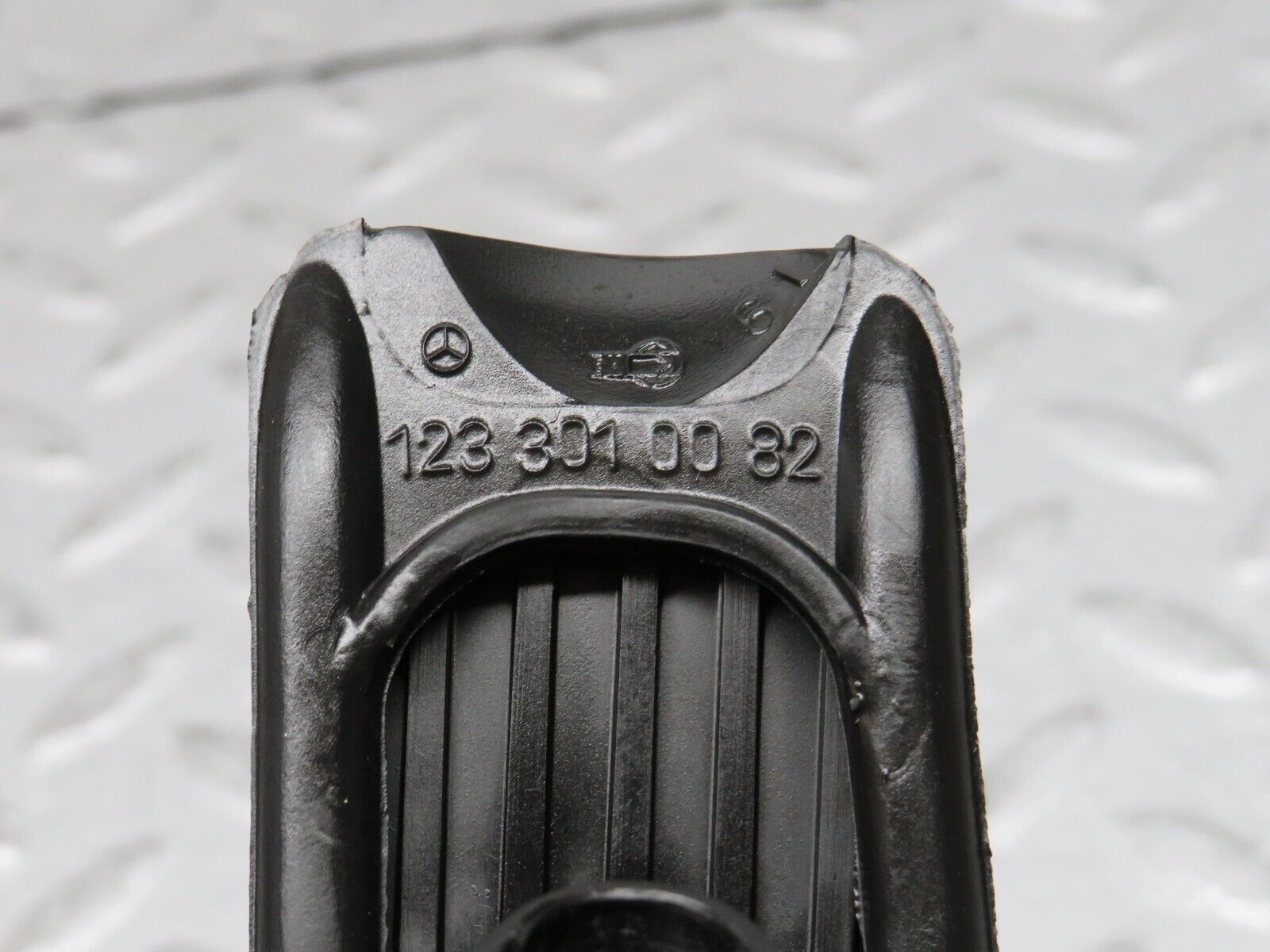 37940 Mercedes-Benz A124 320E Cabriolet Accelerator Pedal With Rubber 1263000504 1233010082