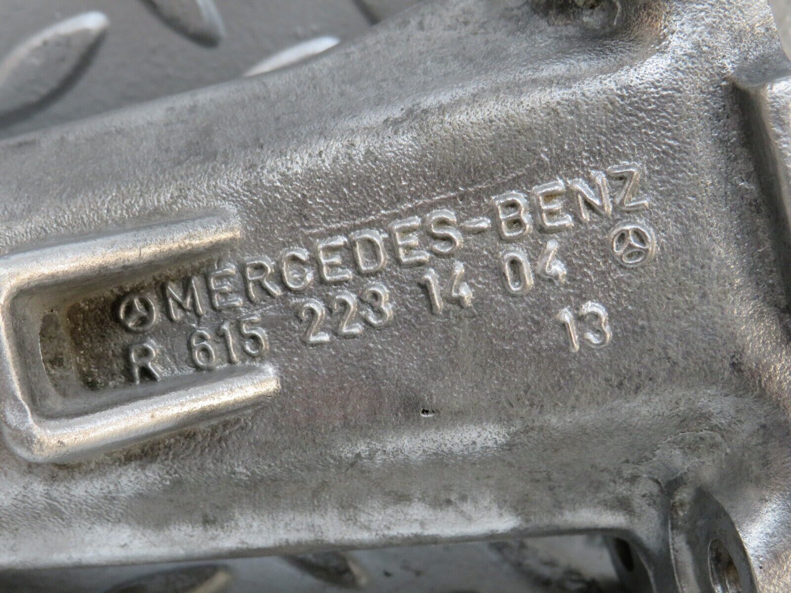 28422 Mercedes-Benz S123 240D Wagon Engine Mount Bracket Right Side 6152231404