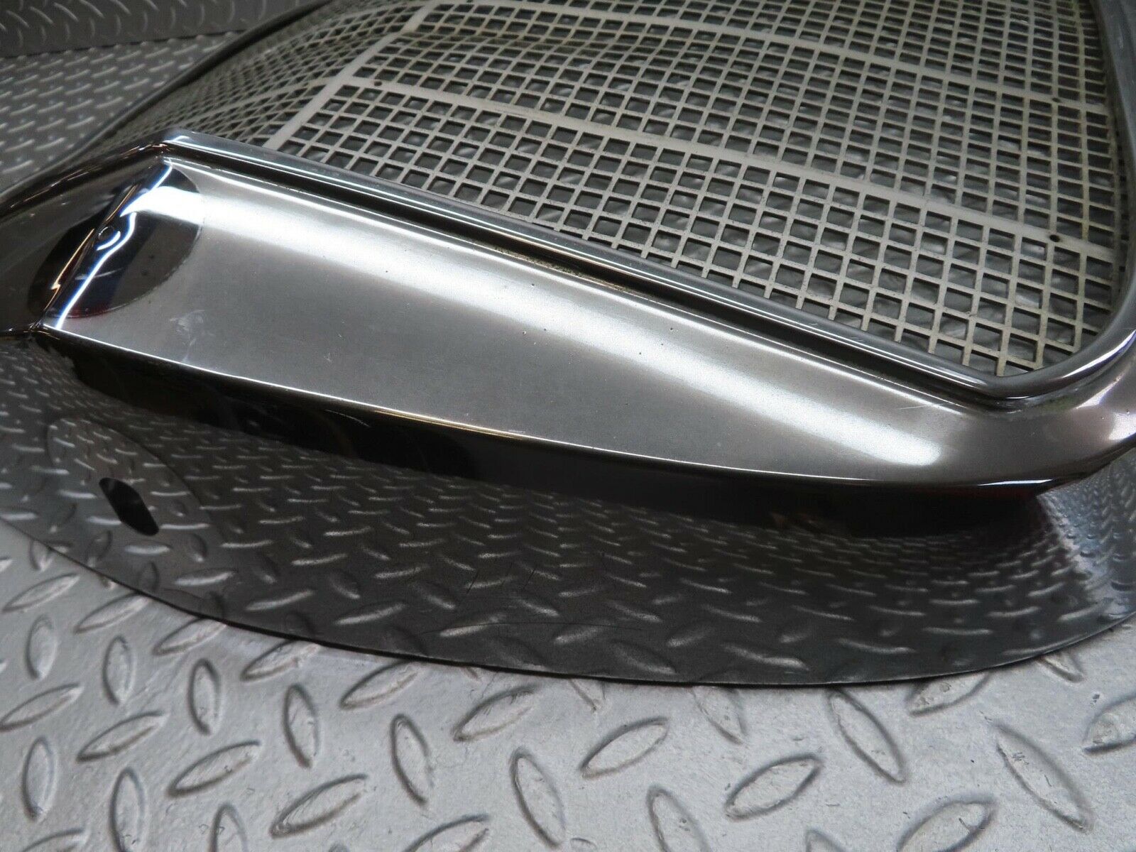 12937 Mercedes-Benz W111 220SE Bonnet Grill Chrome