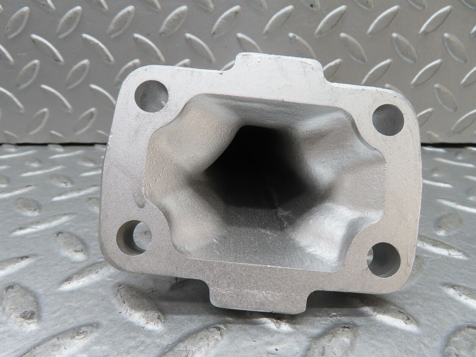 19136 Mercedes-Benz W123 300D Engine Mount Bracket Left Side 6152231104