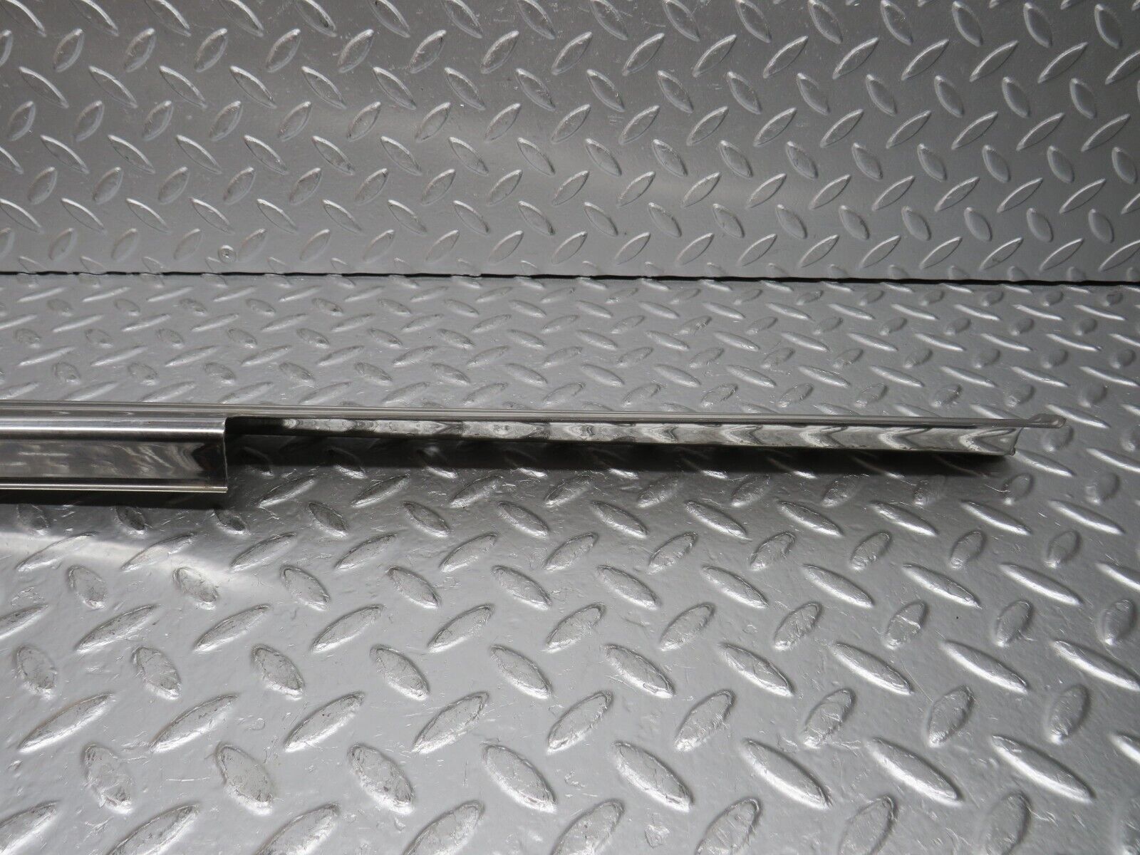 0844 Mercedes-Benz C107 350SLC Coupe Right Door Sill Chrome