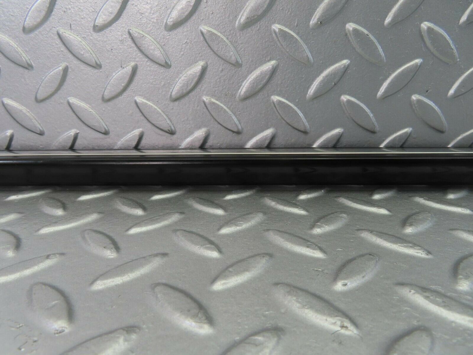 10239 Mercedes-Benz W123 Front Left Door Centre Moulding Trim