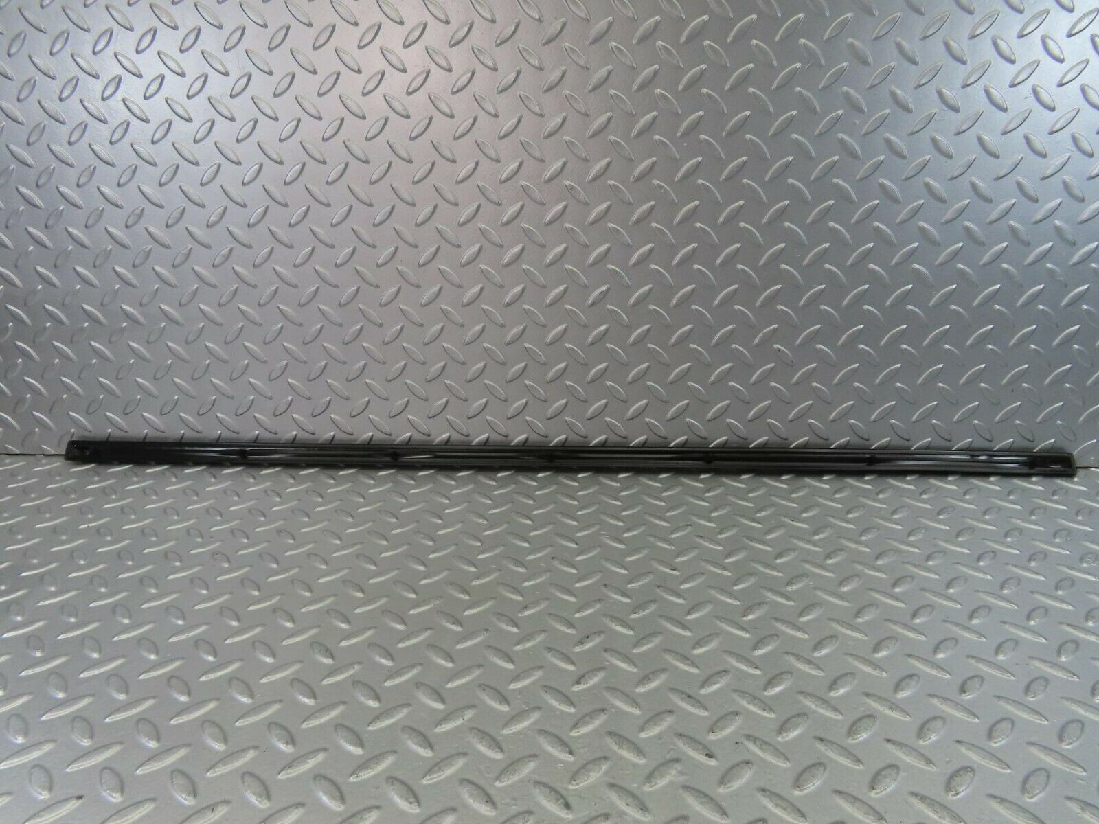 10256 Mercedes-Benz W123 Front Left Door Centre Moulding Trim