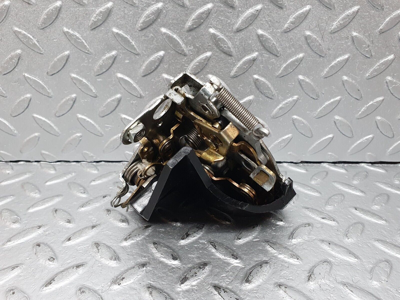 41105 Mercedes-Benz W126 300SE Rear Right Door Lock Mechanism 1237330208