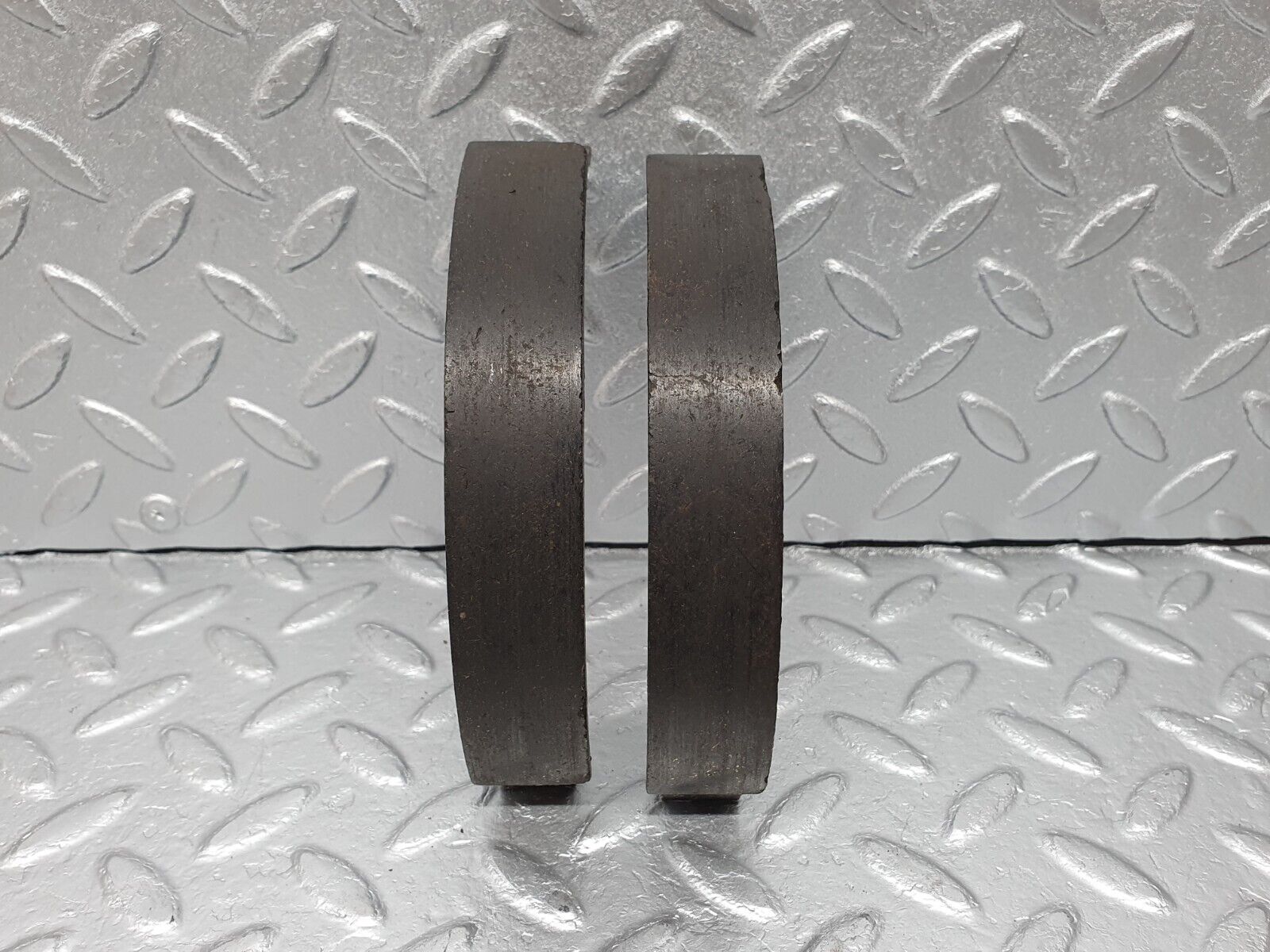 40823 Mercedes-Benz W123 300D Rear Brake Shoes Set Left Side 1234230006