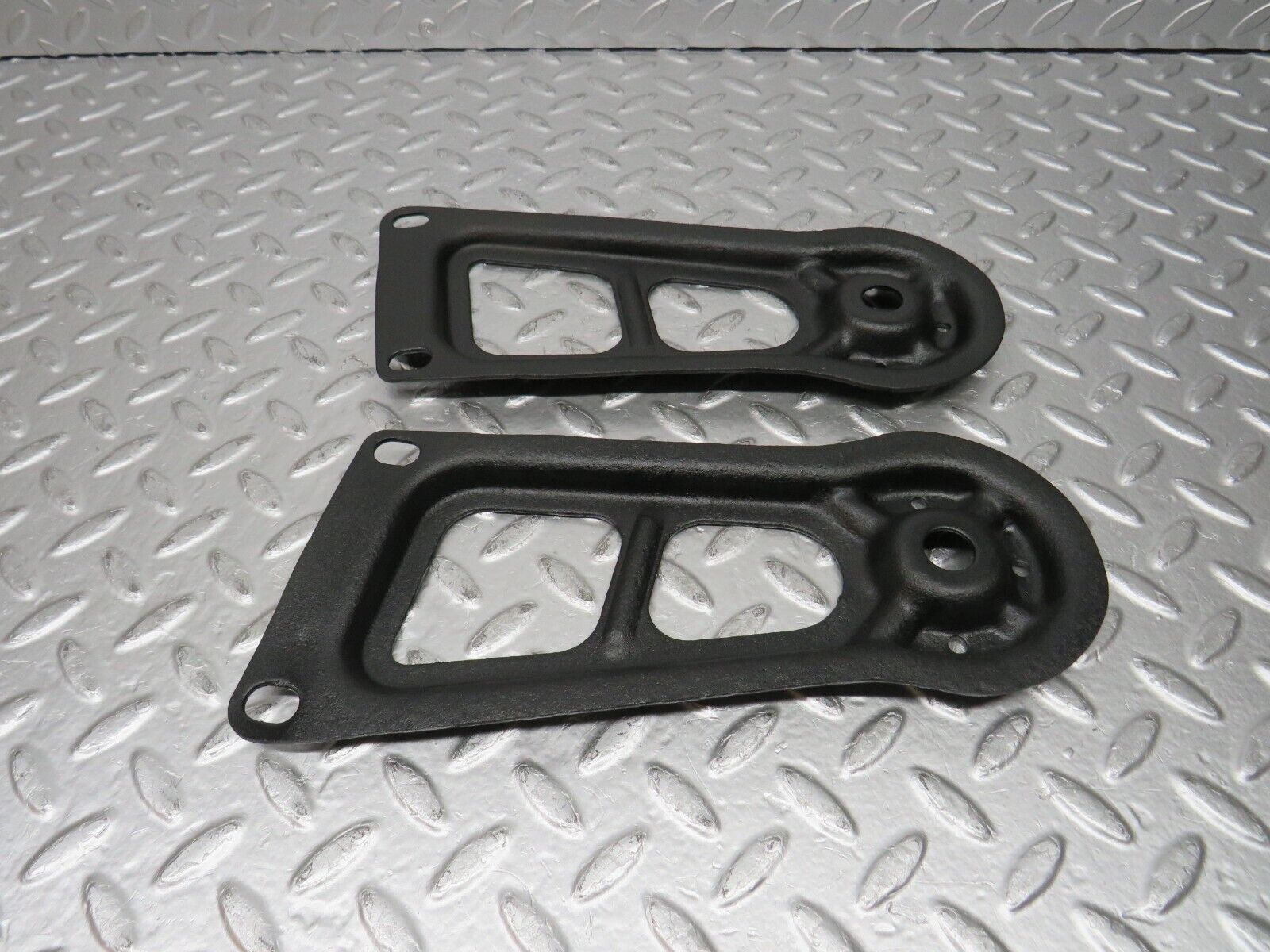 31122 Mercedes-Benz W123 200D Rear Suspension Axle Mounting Bracket