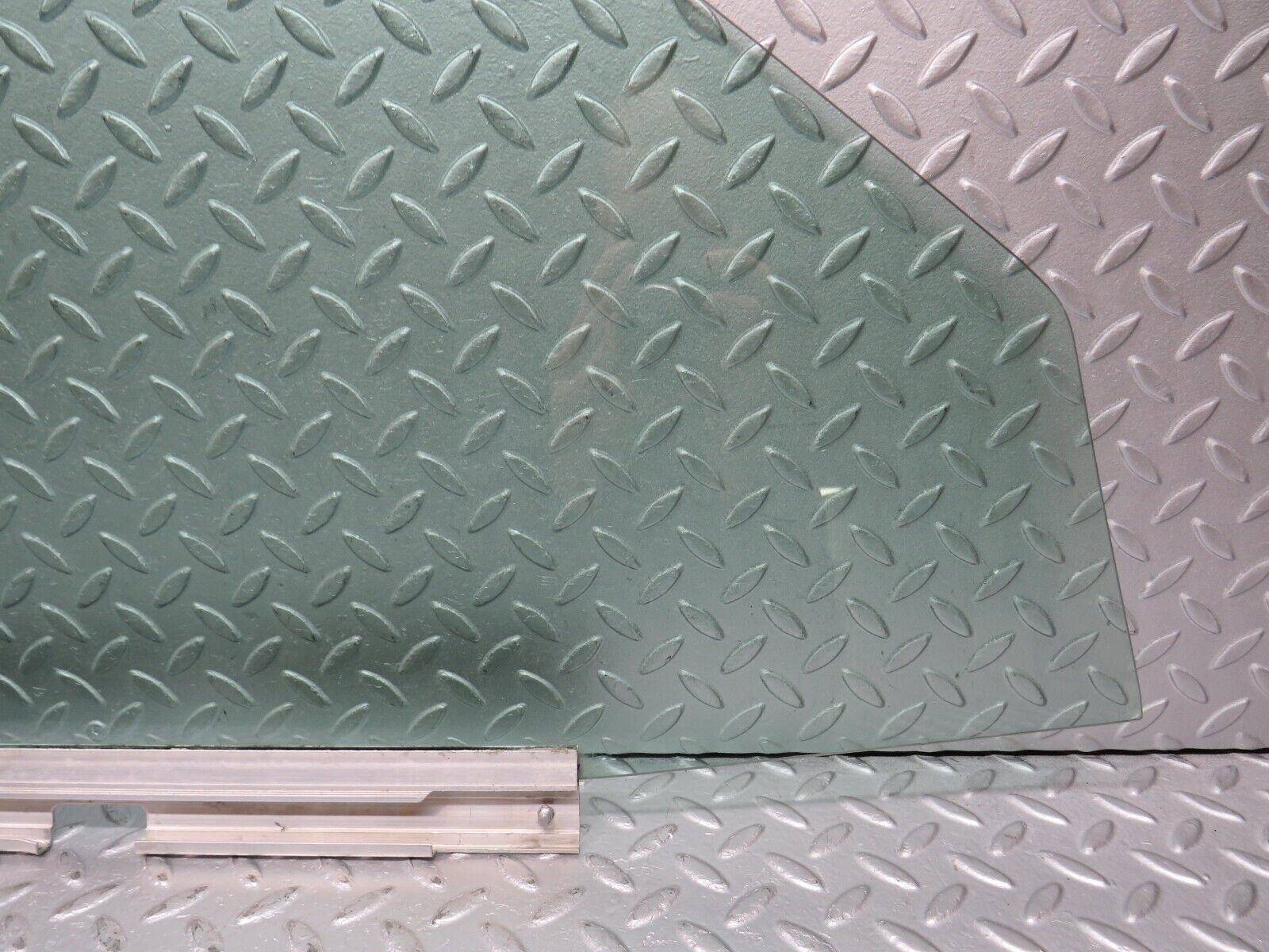 39070 Mercedes-Benz W201 190E 2.6L Front Left Door Window Glass