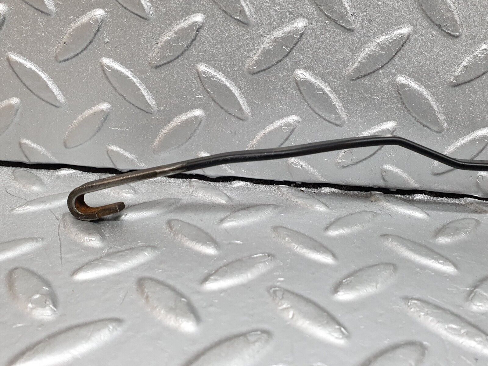 41209 Mercedes-Benz W126 300SE Windscreen Wiper Arm Left Side