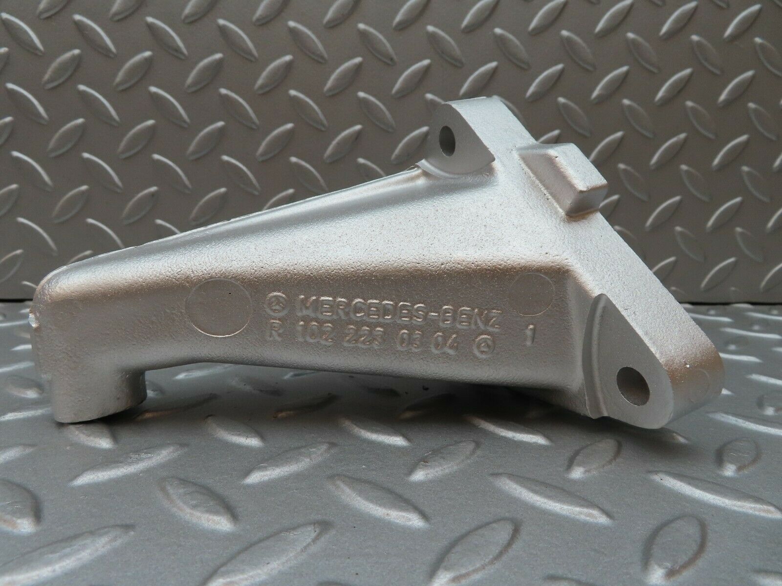 3832 Mercedes-Benz S123 200T Wagon Engine Mount Bracket Right Side 1022230304