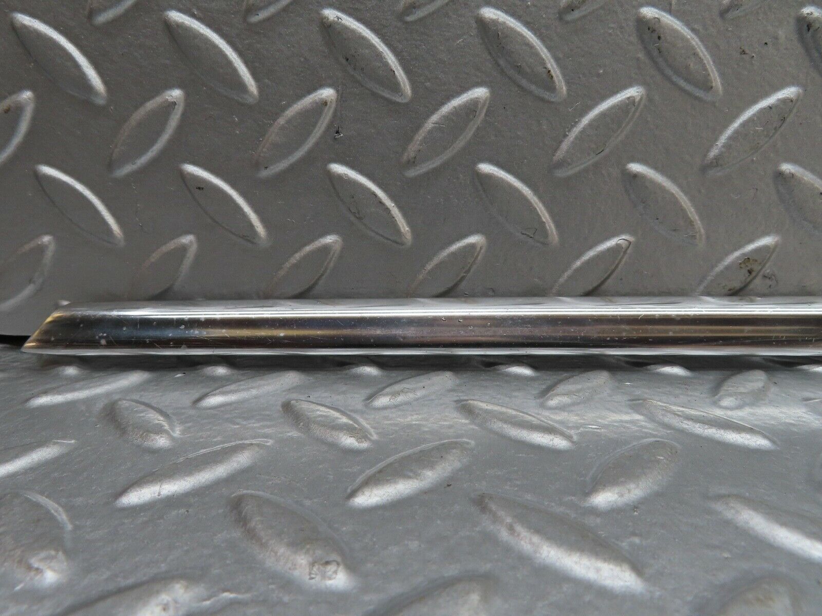 19125 Mercedes-Benz W123 300D Front Left Door Chrome Moulding Trim