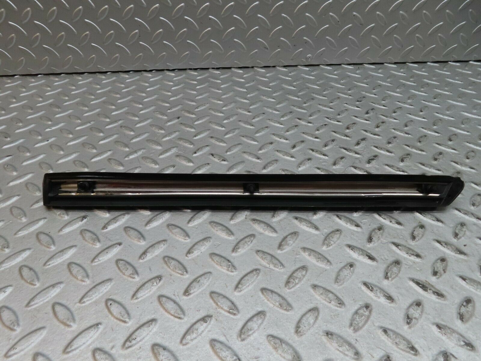 17891 Mercedes-Benz W116 450SEL Front Left Fender Wing Centre Chrome Trim