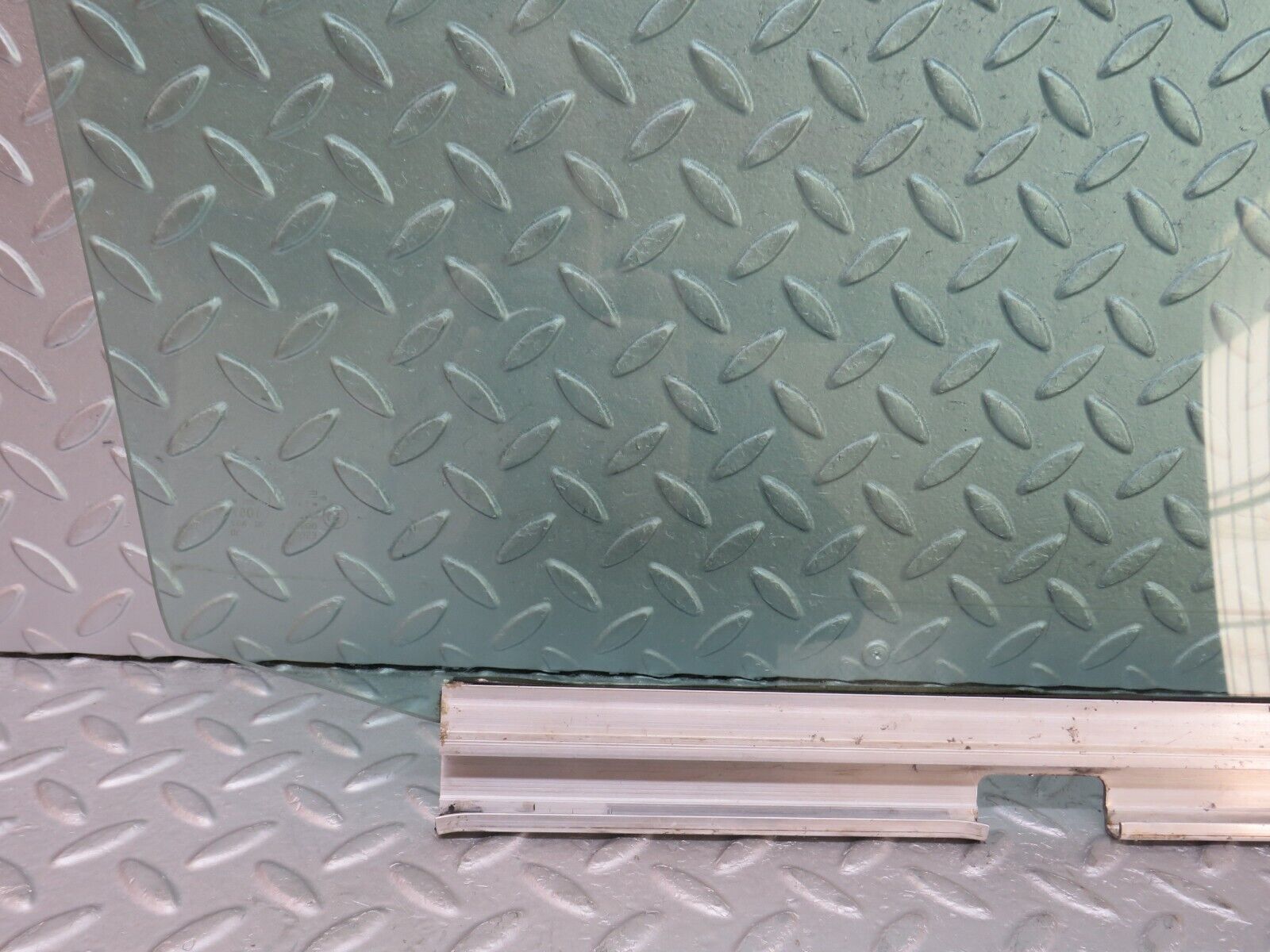 36564 Mercedes-Benz W201 190E 2.0L Front Left Door Window Glass