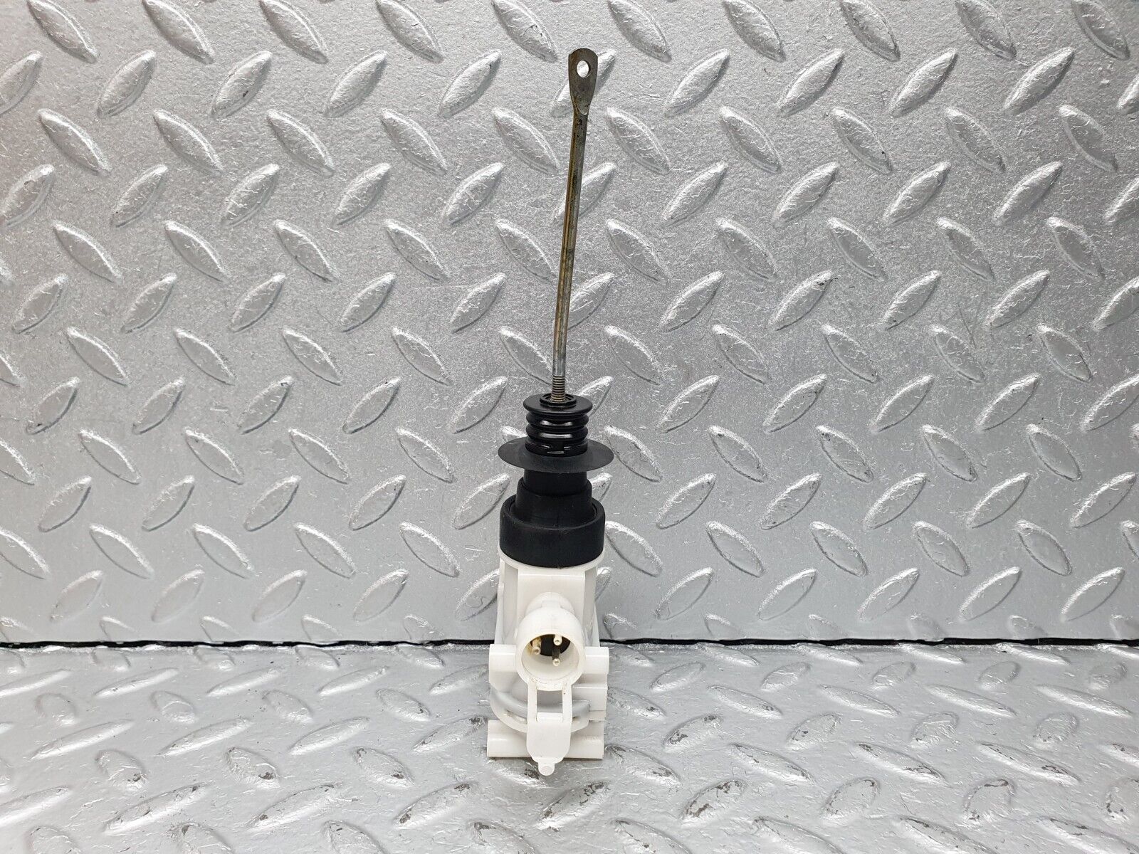 41009 Mercedes-Benz W126 300SE Front Right Door Lock Vacuum Actuator