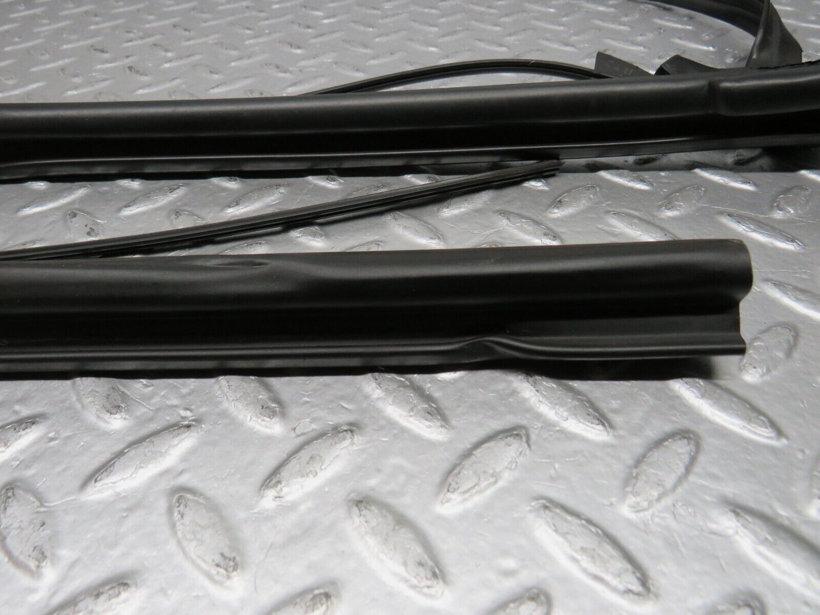 39677 Mercedes-Benz R129 320SL Coupe Front Windscreen Rubber Seal