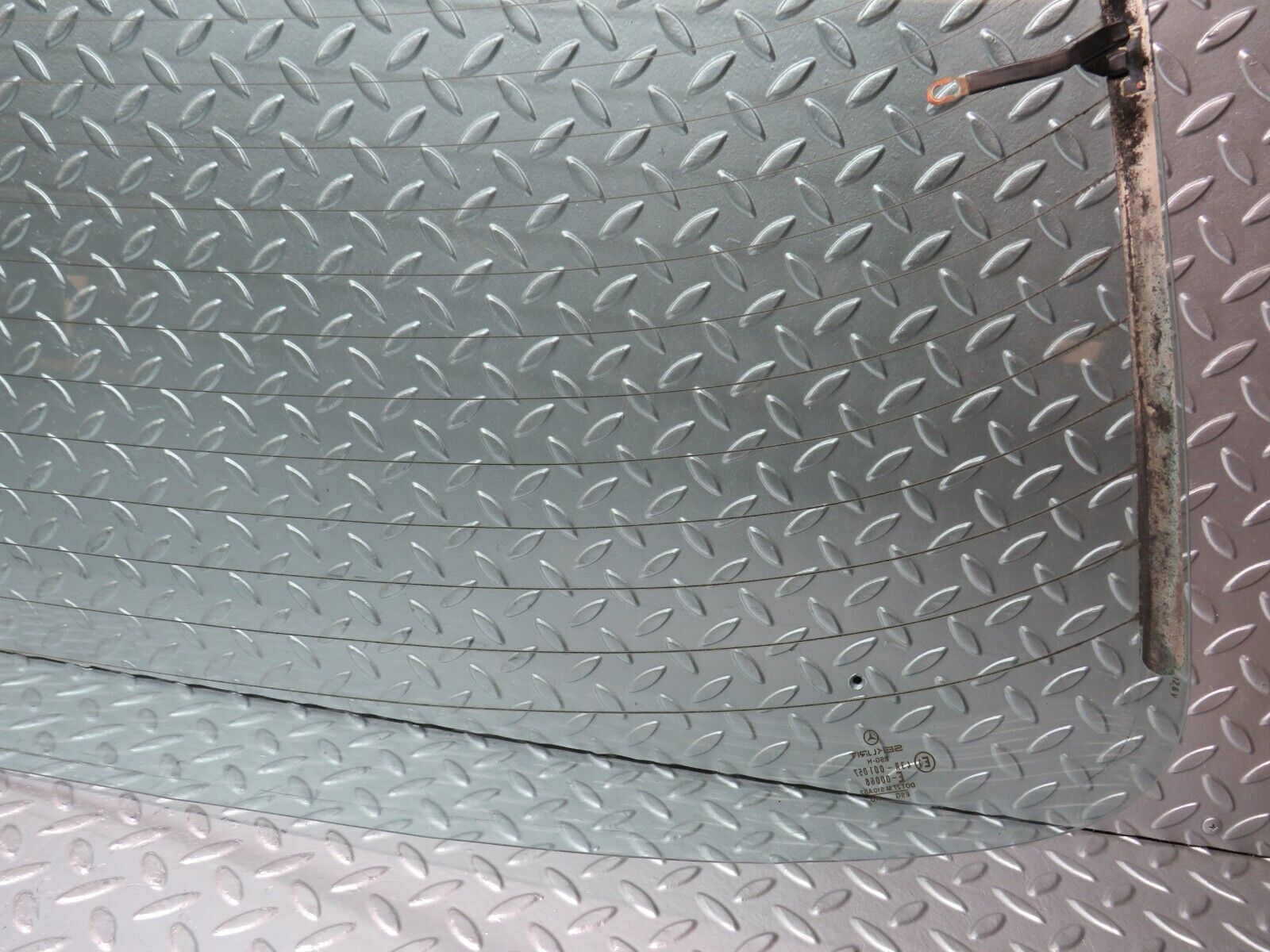 26820 Mercedes-Benz W123 240D Rear Heated Windscreen Glass