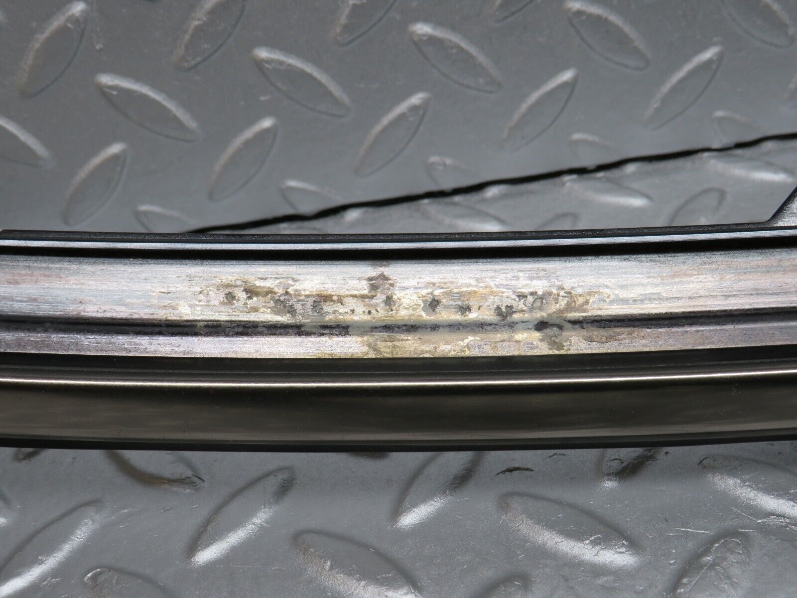 38607 Mercedes-Benz R129 280SL Coupe Front Windscreen Top Chrome Trim