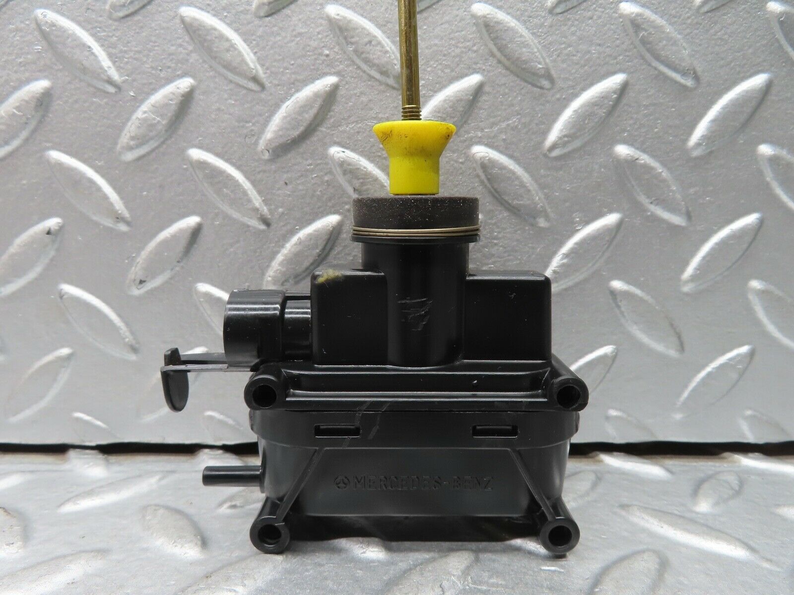 21568 Mercedes-Benz W126 300SE Trunk Lock Vacuum Actuator