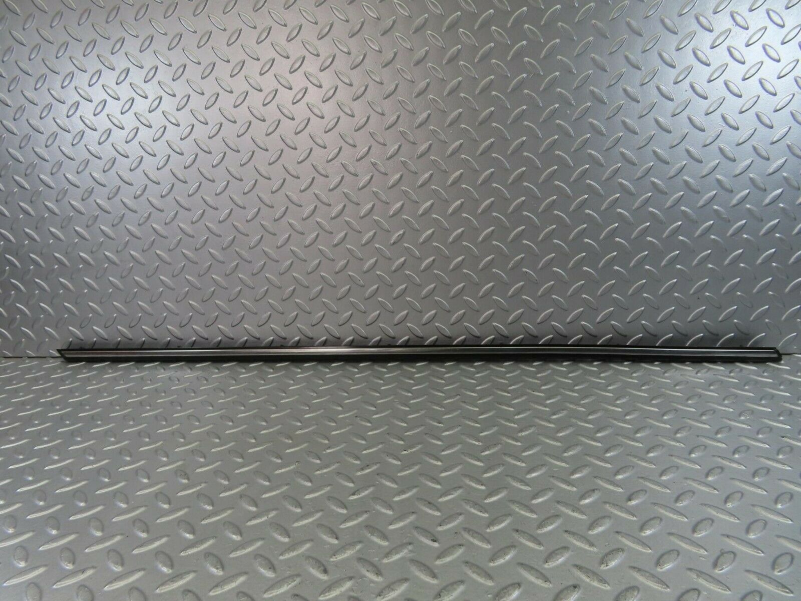 10256 Mercedes-Benz W123 Front Left Door Centre Moulding Trim