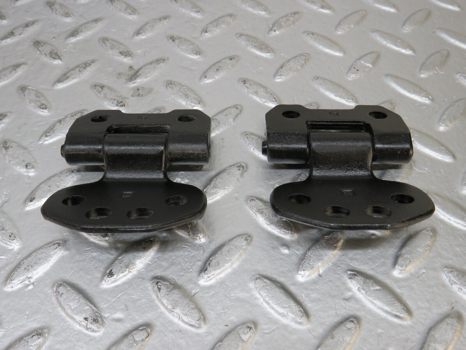 33896 Mercedes-Benz W124 260E Door Hinge Left Side