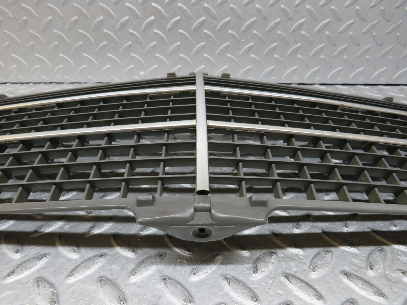 36501 Mercedes-Benz W201 190E 2.0L Bonnet Grill 2018880223