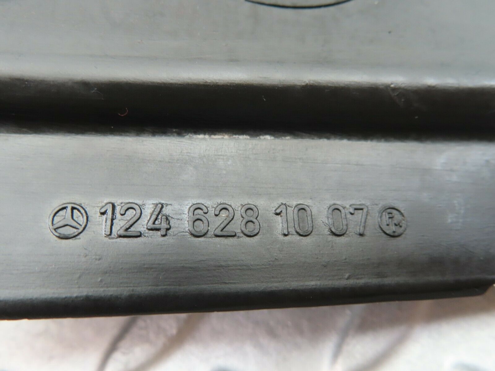 6726 Mercedes-Benz S124 E220 Wagon Covering Side Member Right 1246281007