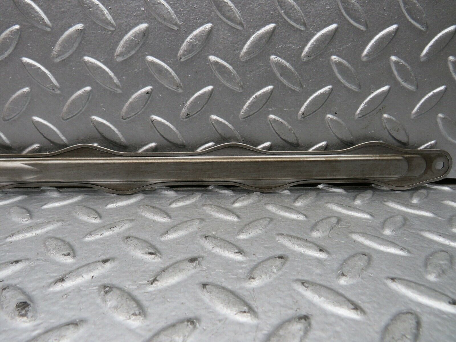 21753 Mercedes-Benz W126 300SE Camshaft Oil Tube