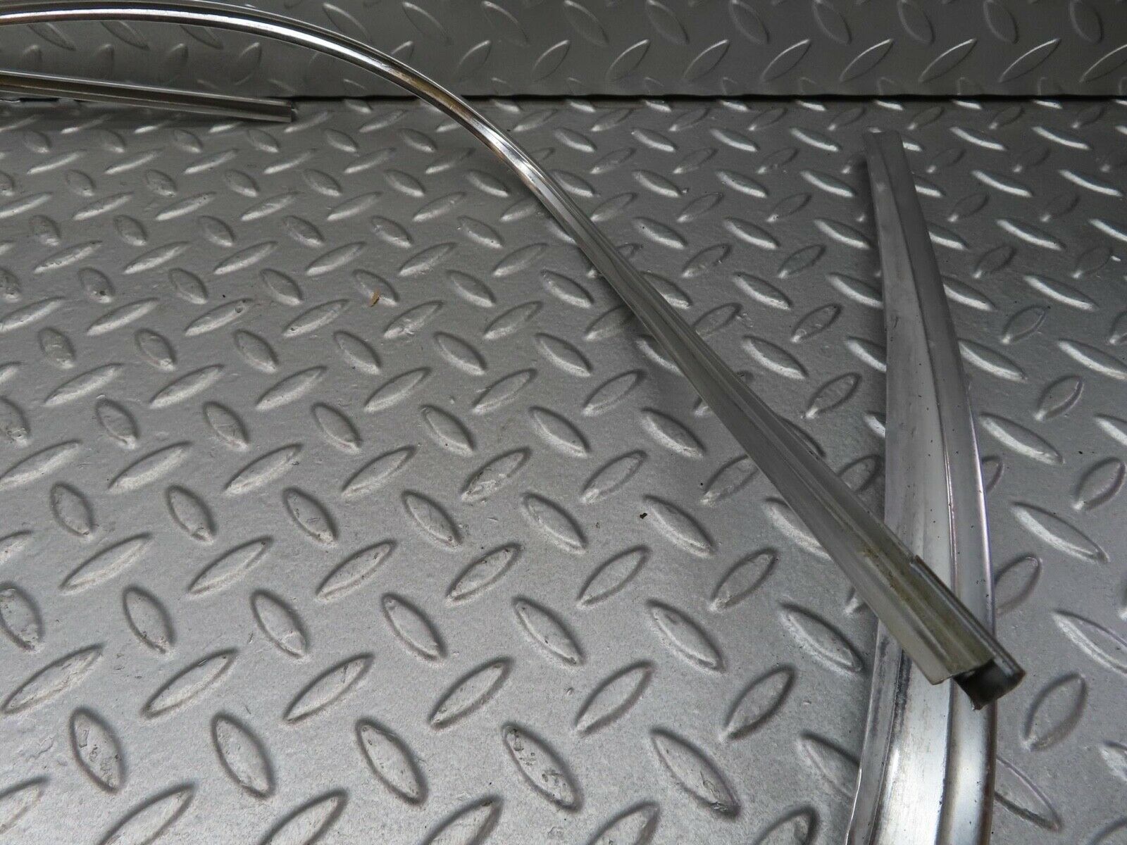 13277 Mercedes-Benz W111 220S Rear Windscreen Chrome Frame