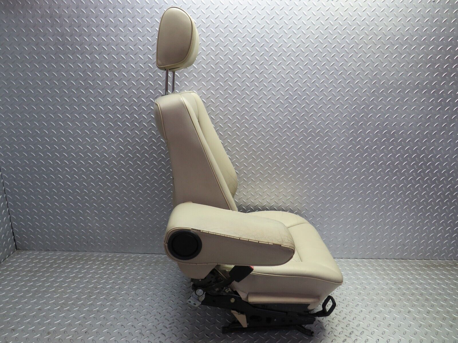 26617 Mercedes-Benz C124 220CE Coupe Front Left Seat Leather Beige