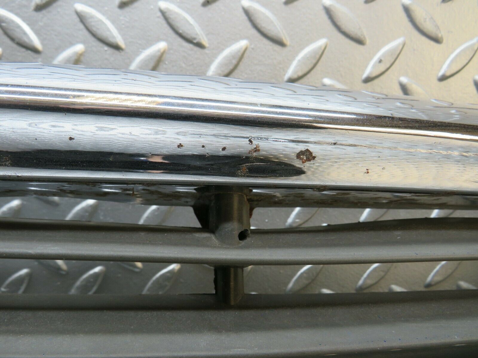 22852 Mercedes-Benz C107 450SLC Coupe Bonnet Grill 1078881523