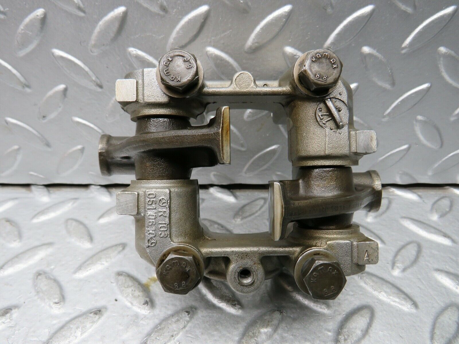 21744 Mercedes-Benz W126 300SE Rocker Arms Camshaft Bearing Block 1030510610