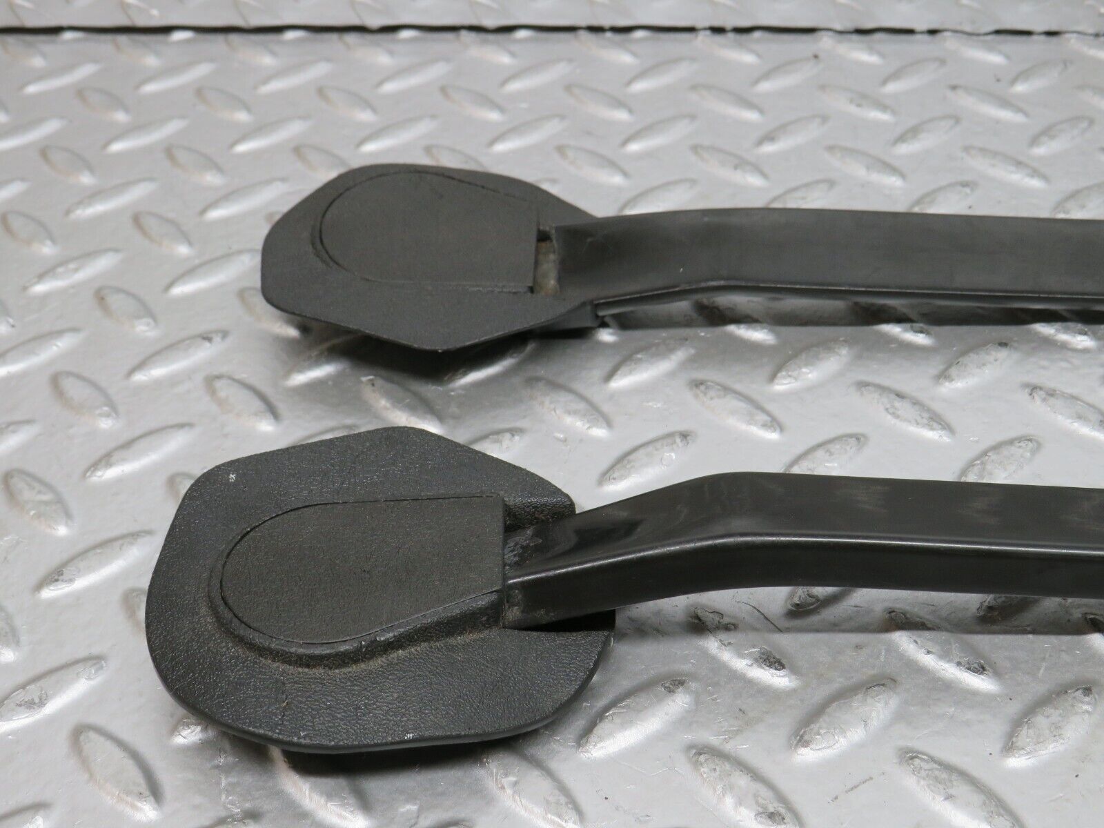 28117 Mercedes-Benz W123 280E Seat Belt Runner 1239192520 1239192620