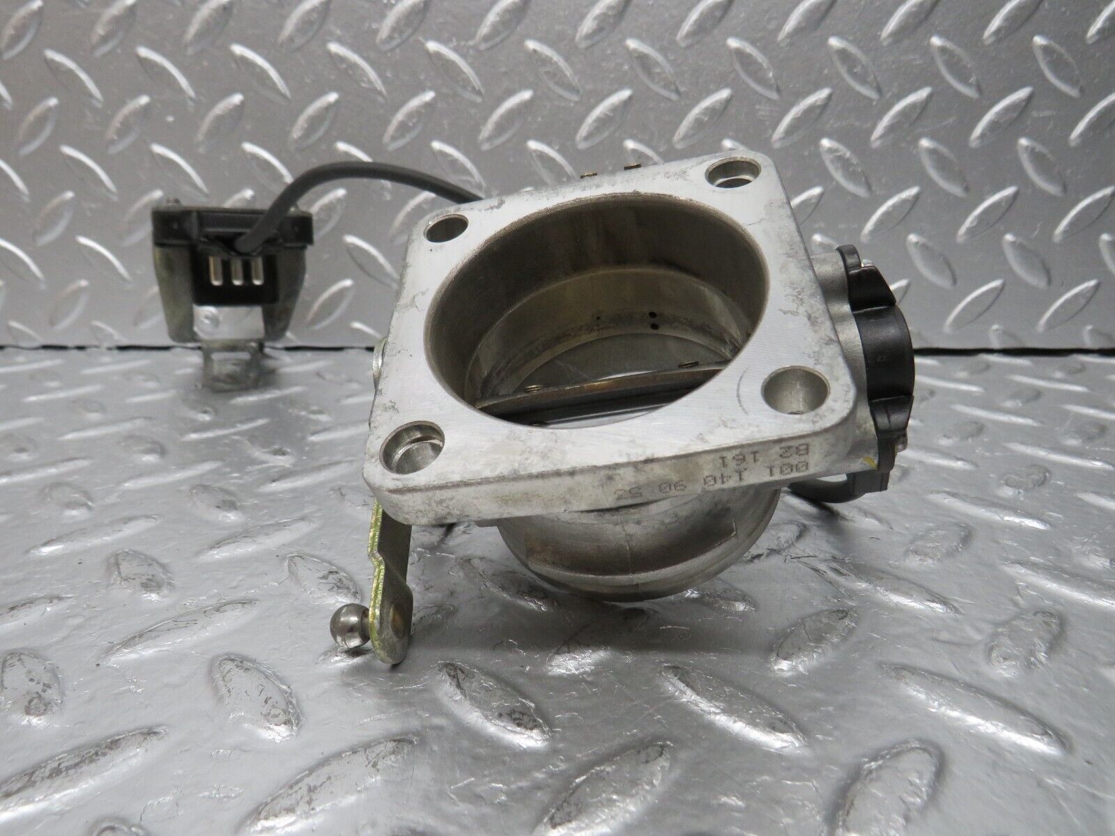 30461 Mercedes-Benz W124 230E Throttle Body Valve With Switch 0011409053