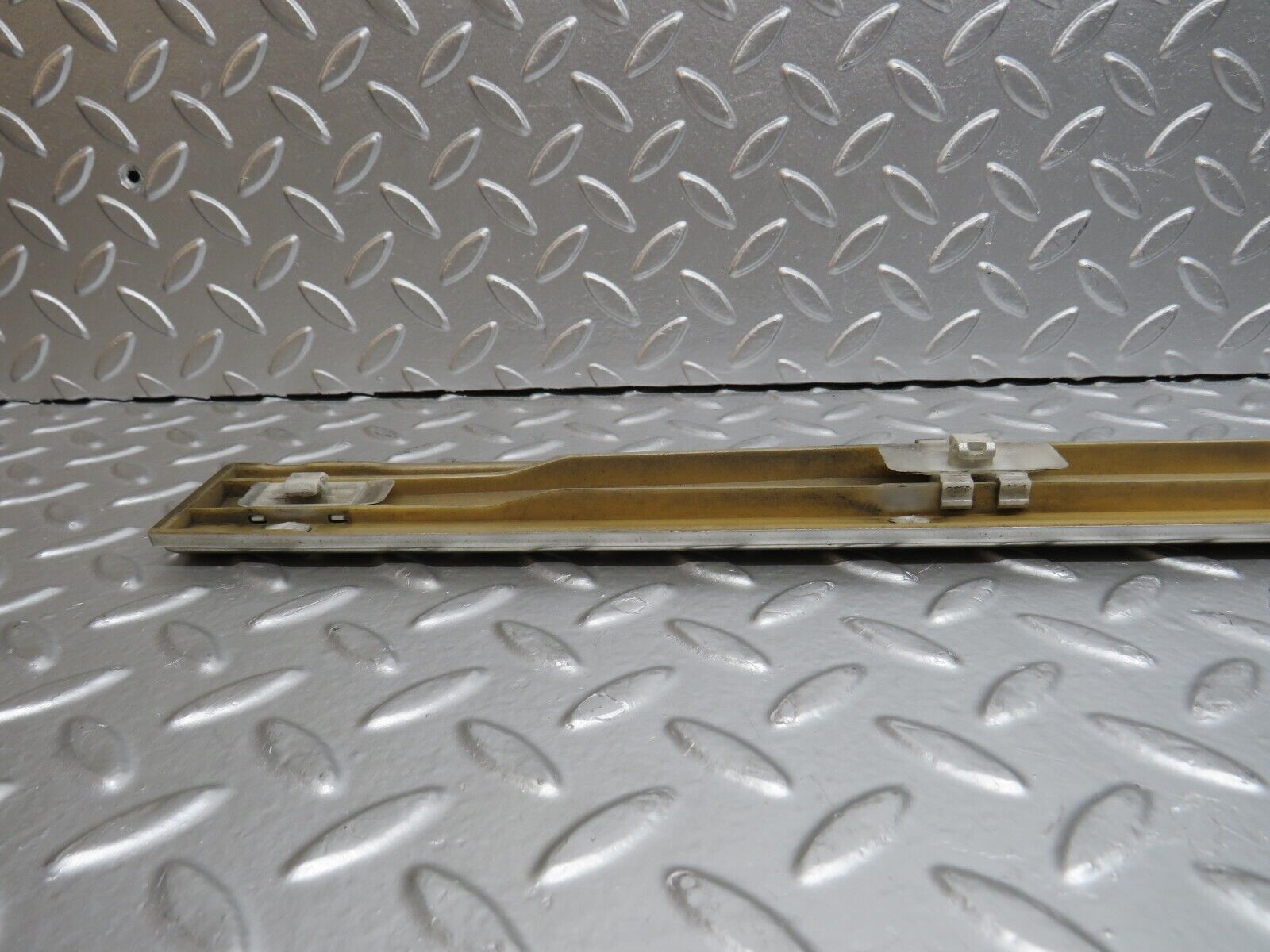 32287 Mercedes-Benz W220 S430 Front Left Door Centre Moulding Trim 2206900562